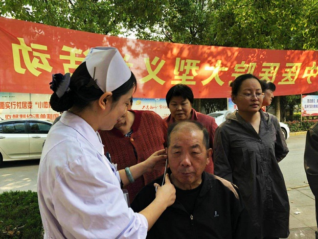便民服務(wù)暖人心—-我院深入李巷社區(qū)開展義診活動(圖6)