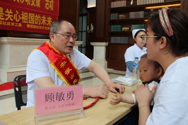 相約六一第七載 健康科普進(jìn)社區(qū)——兒科“慶六一”大型義診活動走進(jìn)橡綠園社區(qū)(圖2)