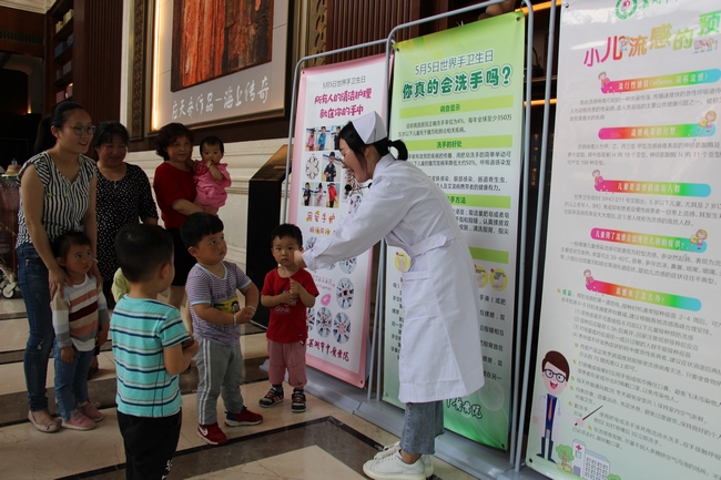 相約六一第七載 健康科普進(jìn)社區(qū)——兒科“慶六一”大型義診活動走進(jìn)橡綠園社區(qū)(圖6)