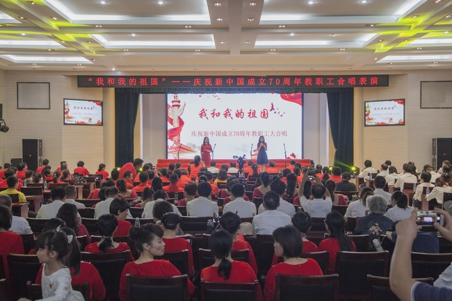 我和我的祖國―我院合唱隊參加學(xué)?！拔液臀业淖鎳苯搪毠ご蠛铣?圖1)