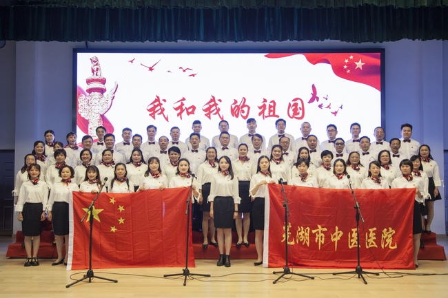 我和我的祖國―我院合唱隊參加學(xué)?！拔液臀业淖鎳苯搪毠ご蠛铣?圖5)