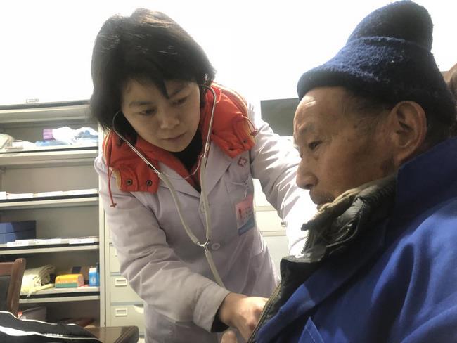 情系駐村醫(yī)生 助力脫貧攻堅——市衛(wèi)健委、市中醫(yī)院領導帶隊慰問我市“百醫(yī)駐村”醫(yī)生(圖3)