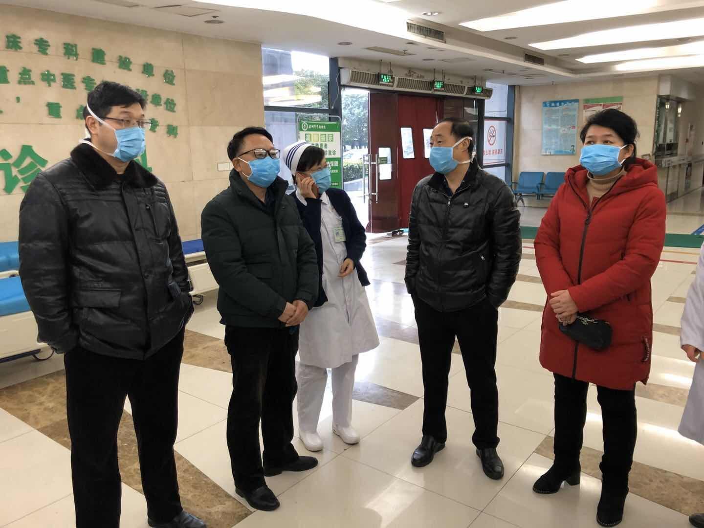 正月初一，院領(lǐng)導(dǎo)深入防控工作一線慰問廣大醫(yī)護職工(圖2)