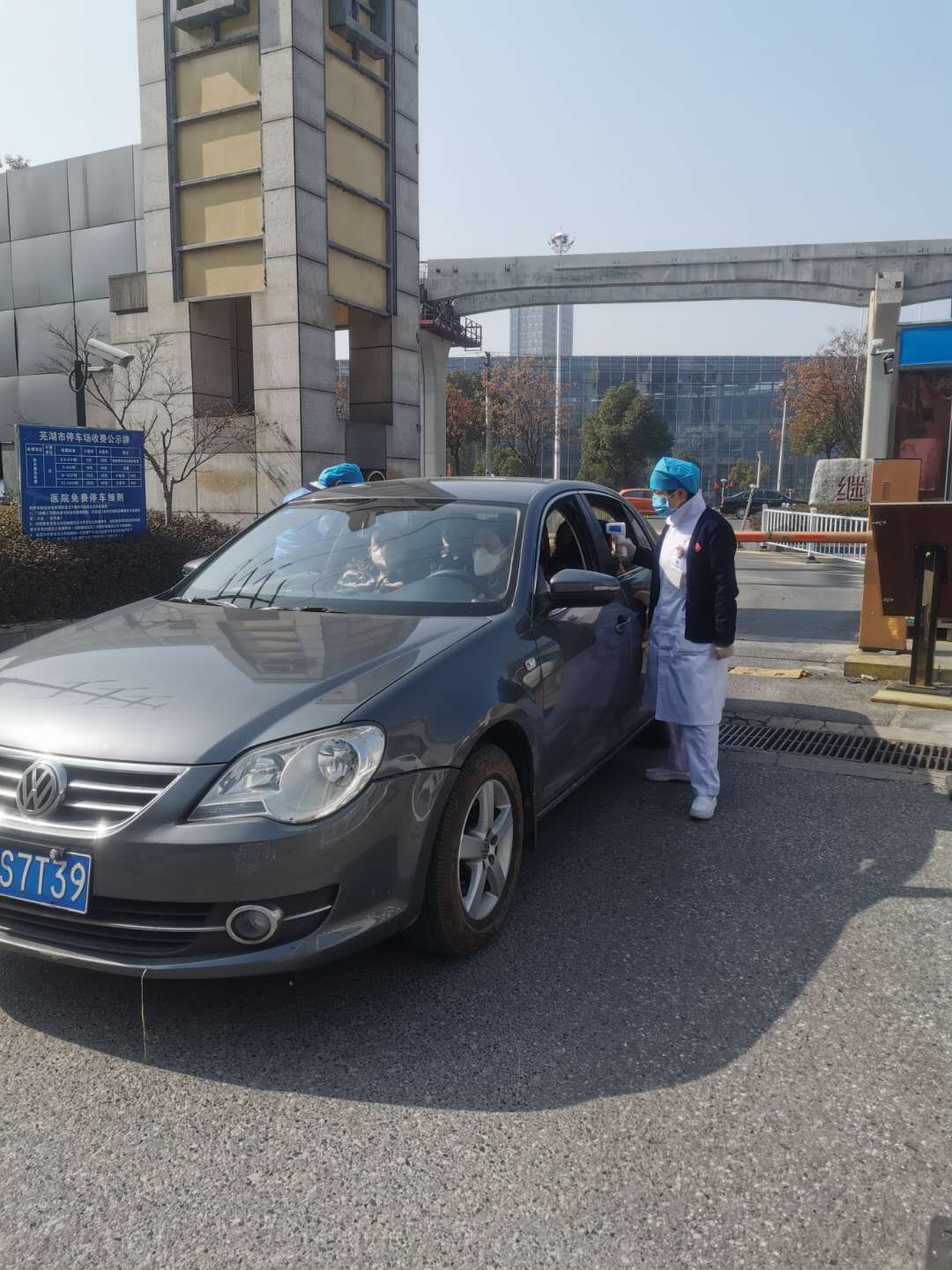 【讓黨旗在防控一線高高飄揚】風雨中的“守護者”(圖6)