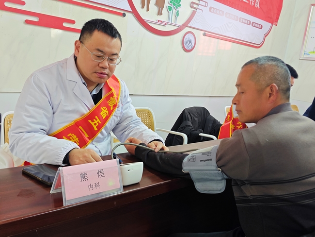 踐行雷鋒精神，勞模義診暖民心——我院開展學雷鋒義診志愿服務活動(圖2)