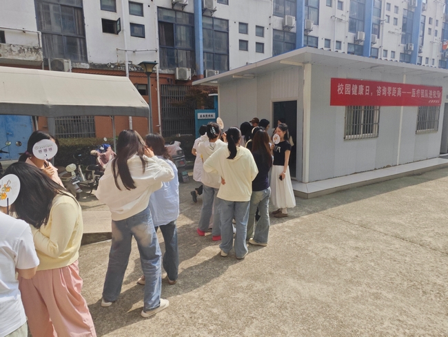 校園健康日，咨詢零距離：我院治未病中心走進(jìn)高校播撒健康種子(圖2)