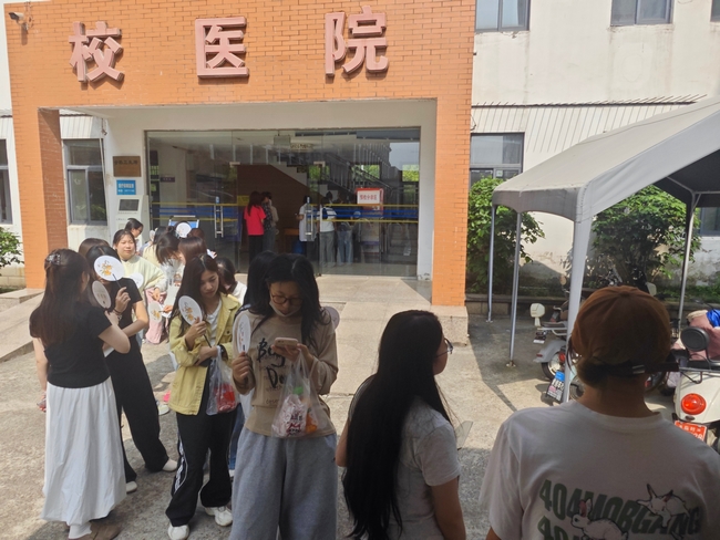 校園健康日，咨詢零距離：我院治未病中心走進(jìn)高校播撒健康種子(圖1)