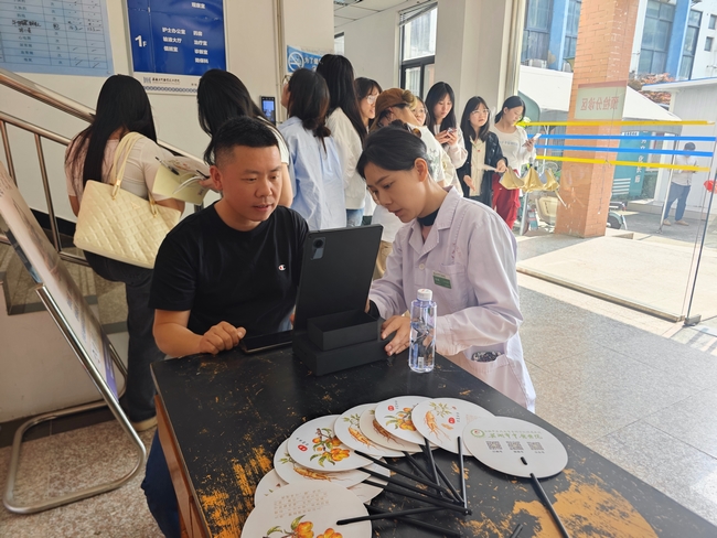 校園健康日，咨詢零距離：我院治未病中心走進(jìn)高校播撒健康種子(圖3)